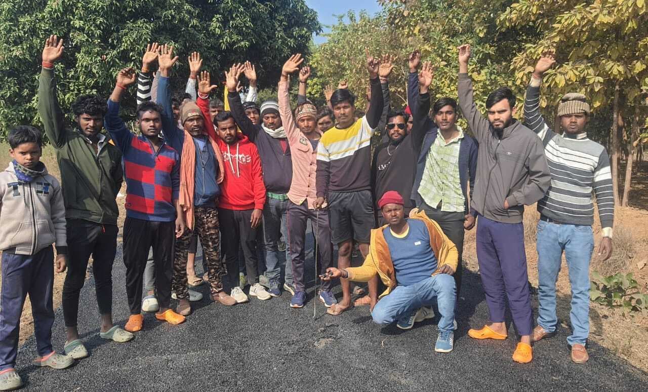 सड़क मरम्मत कार्य में अनियमितता पर भड़के ग्रामीणों ने किया प्रदर्शन