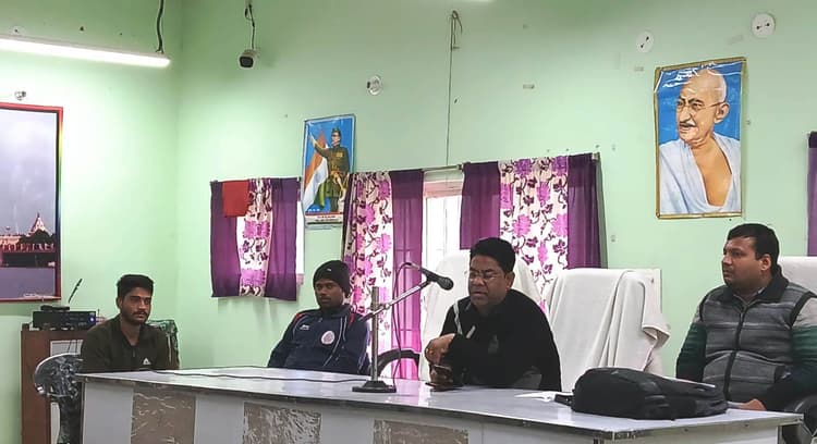 Bhagalpur news बैठक में अनुपस्थित स्कूल प्रधानों पर होगी कार्रवाई