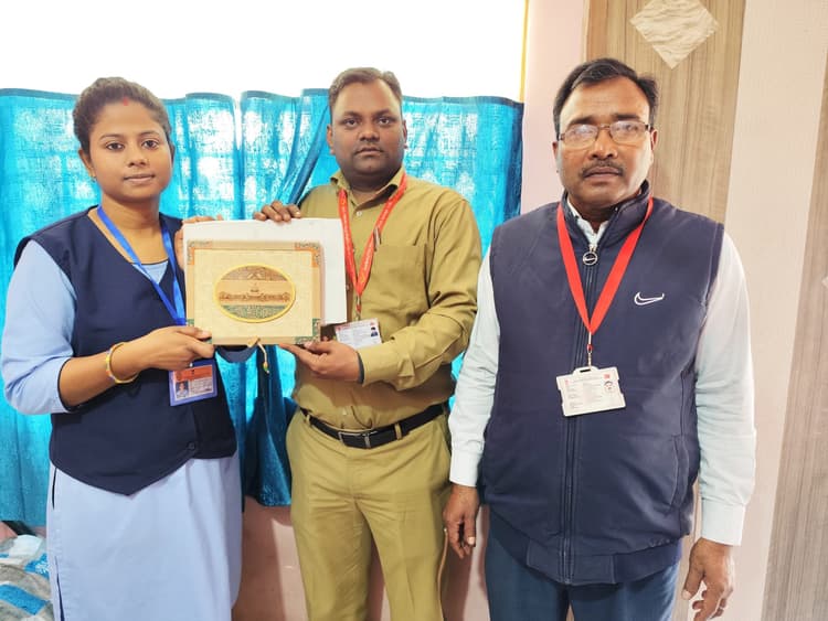 Jamshedpur news. वंदेभारत ट्रेन की पहली महिला लोको पायलट रितिका तिर्की को राष्ट्रपति ने दिया निमंत्रण