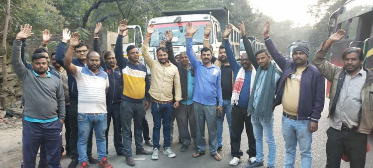 Bokaro News : हाइवा मालिकों ने ठप की कोल ट्रांसपोर्टिंग