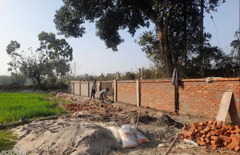 उमावि कोरियापट्टी की चहारदीवारी निर्माण में बरती जा रही अनियमितता