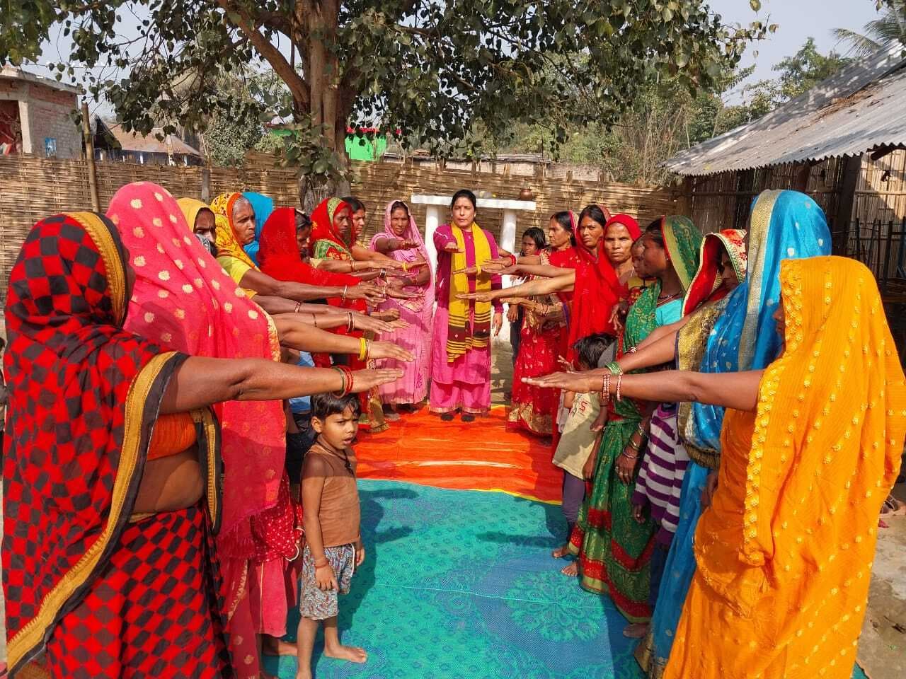 सामाजिक कुरीतियों को मिटाने के लिए शिक्षिका ने महिलाओं साथ की चौपाल