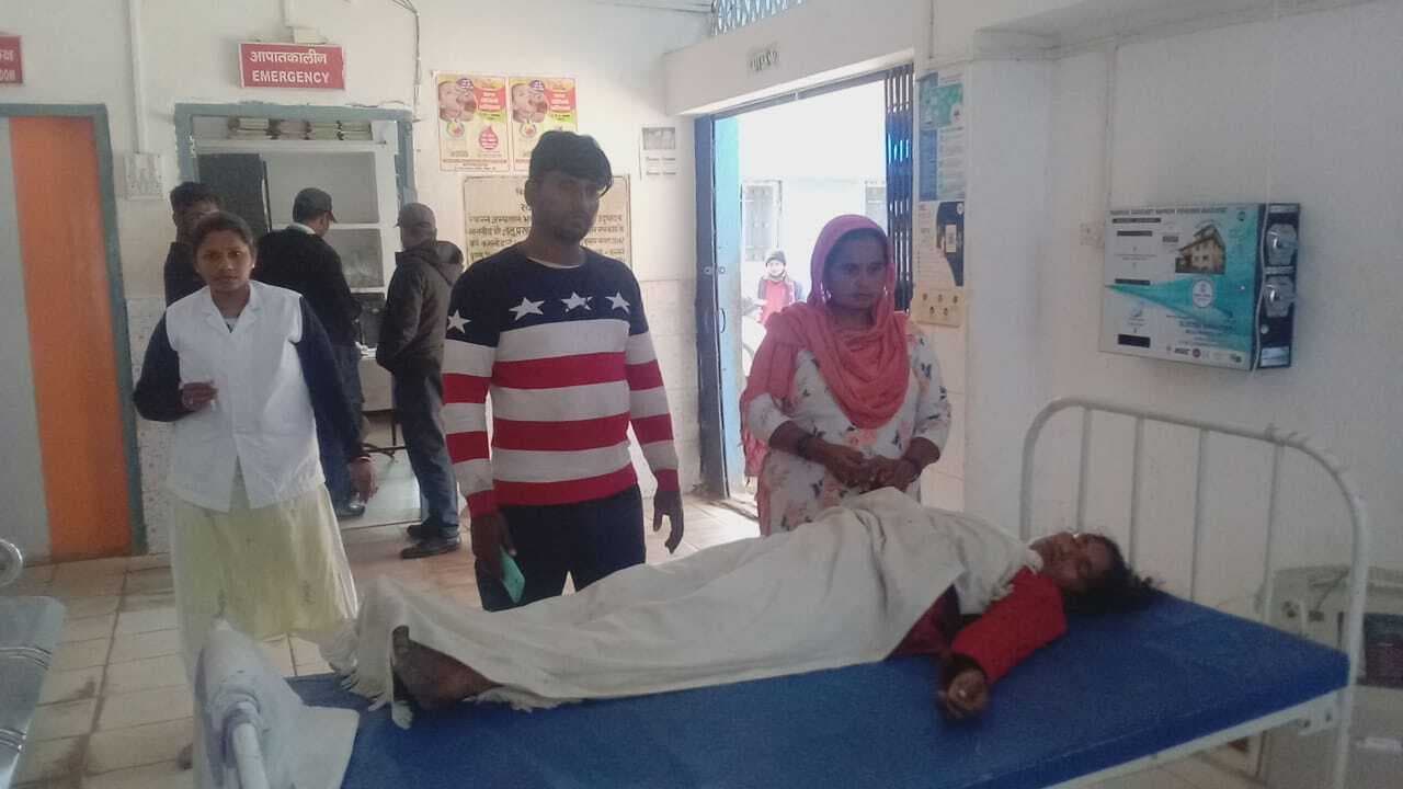 पड़ोसी ने मां-बेटे को पीटकर किया जख्मी, रेफर