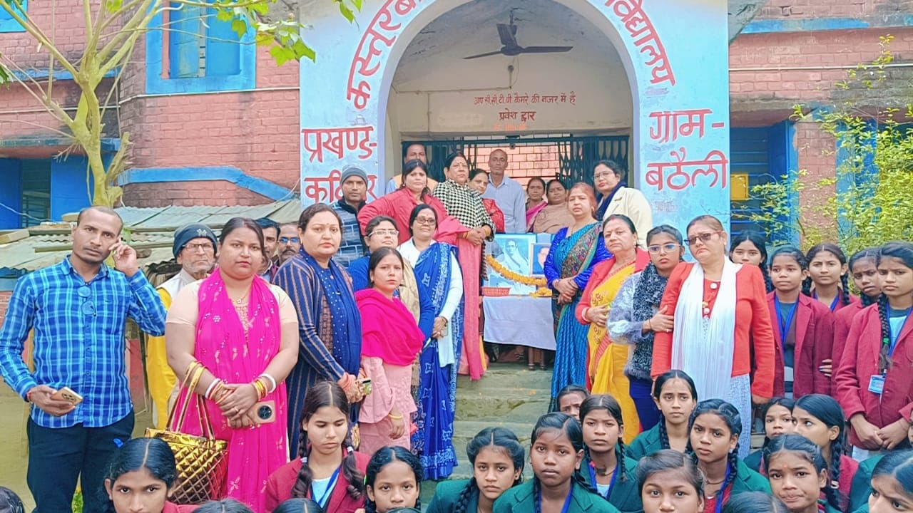 कस्तूरबा गांधी बालिका विद्यालय के छात्राओं के बीच संविधान पर चर्चा