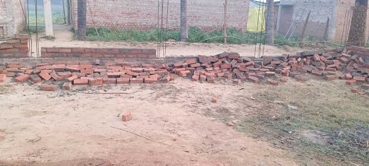 Gaya News : मध्य विद्यालय शाहपुर की चहारदीवारी को असामाजिक तत्वों ने किया क्षतिग्रस्त