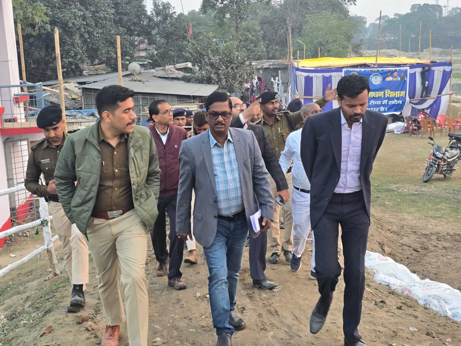 डीएम, एसपी व नप अध्यक्ष ने लिया कार्यक्रम स्थल देवघाट का जायजा