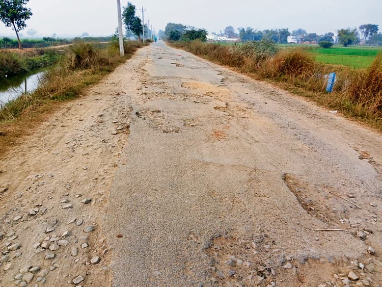 Buxar News: जमौली उतड़ी पथ पर जगह-जगह बने गड्ढे