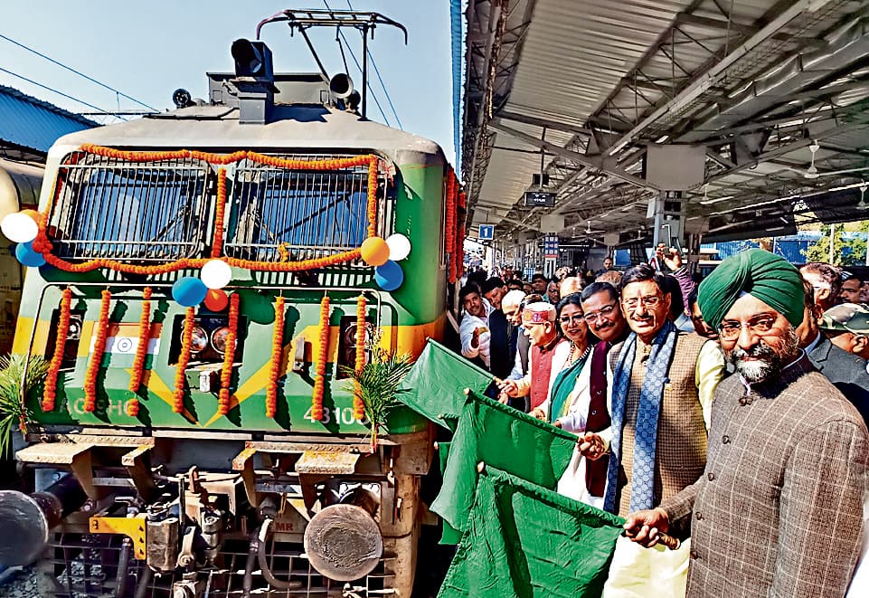 Ranchi news : हर-हर महादेव के उद्घोष के साथ रांची से रवाना हुई कुंभ स्पेशल ट्रेन