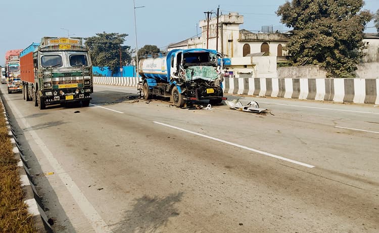 खड़े ट्रक में टैंकर ने पीछे से मारा टक्कर, चालक जख्मी