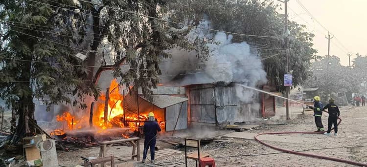 पटेल चौक पर तीन दुकानों में शॉट सर्किट से लगी आग