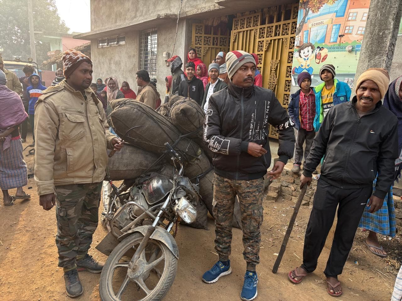 हिरणपुर पुलिस ने कोयला लदा पांच बाइकें की जब्त