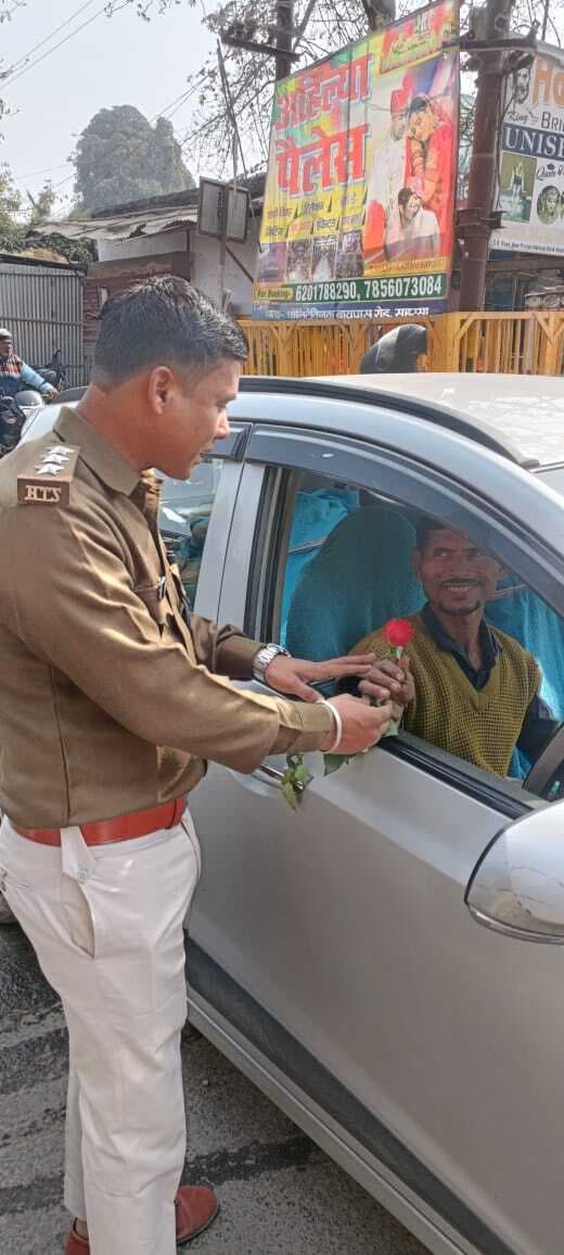 बिना हेलमेट वाले बाइक सवार को गुलाब फूल देकर सुरक्षा की दी गयी जानकारी बिना हेलमेट वाले बाइक सवार को गुलाब फूल देकर सुरक्षा की दी गयी जानकारी
