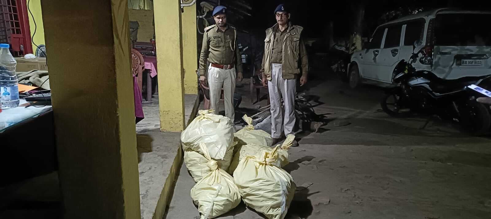 कार से 1293 बोतल कोडिनयुक्त कफ सिरप बरामद