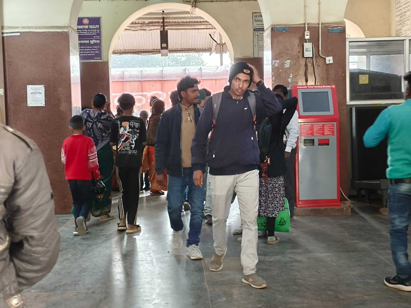 छह घंटे के बजाय 10 घंटा रहा रेल ब्लॉक, विलंब से चलीं कई ट्रेनें