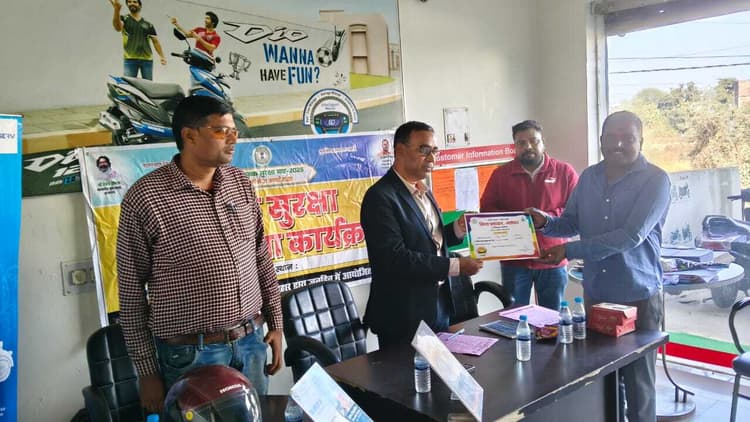 शोरूम संचालक हेलमेट के साथ बाइक की करें बिक्री: डीटीओ