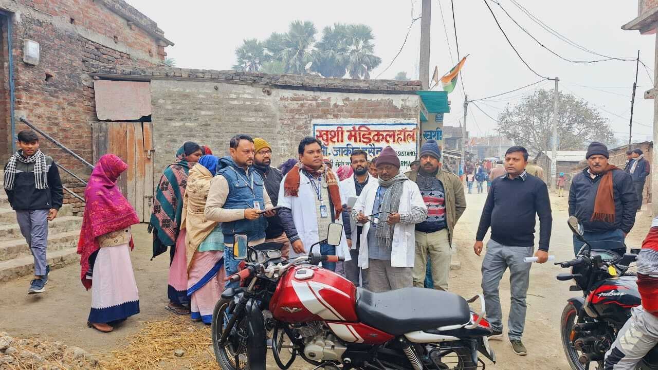 मठिया पहुंचे प्रभारी डीएम व एसपी ने संदिग्ध मौतों का लिया जायजा, गांव में मेडिकल टीम तैनात