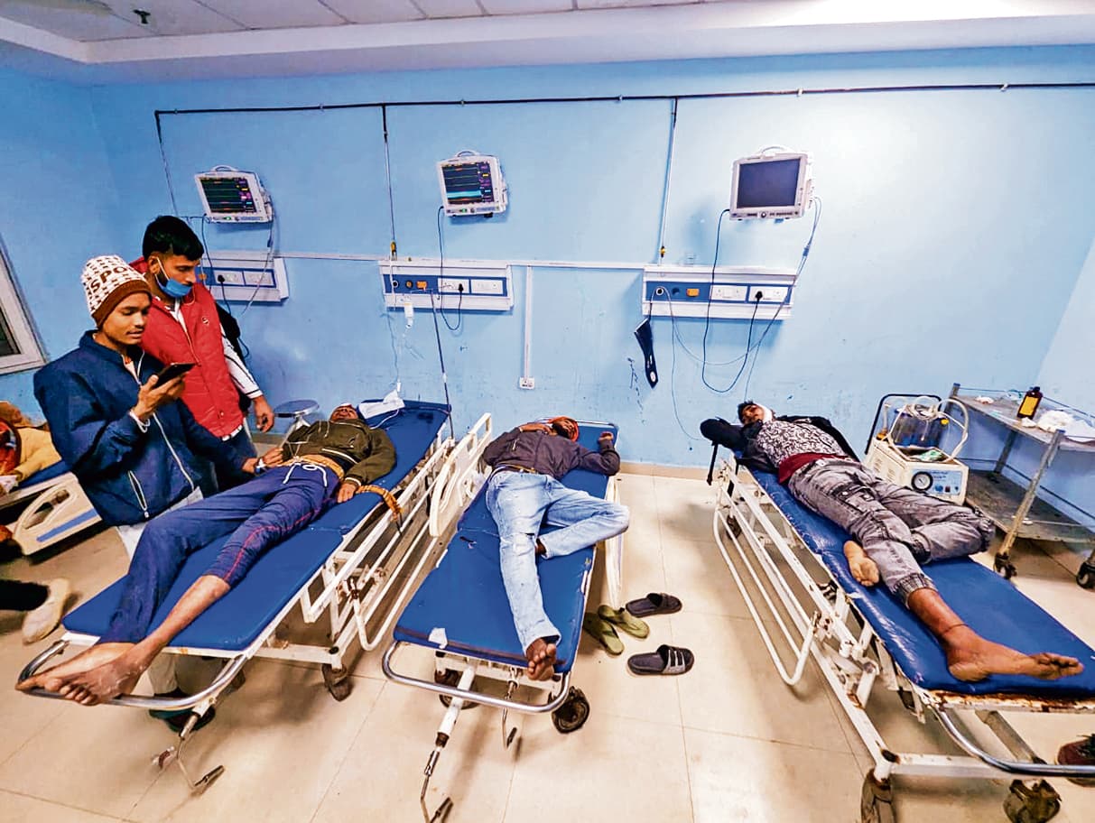 पिकअप ने बाइक सवार तीन दोस्तों को मारी टक्कर, जख्मी