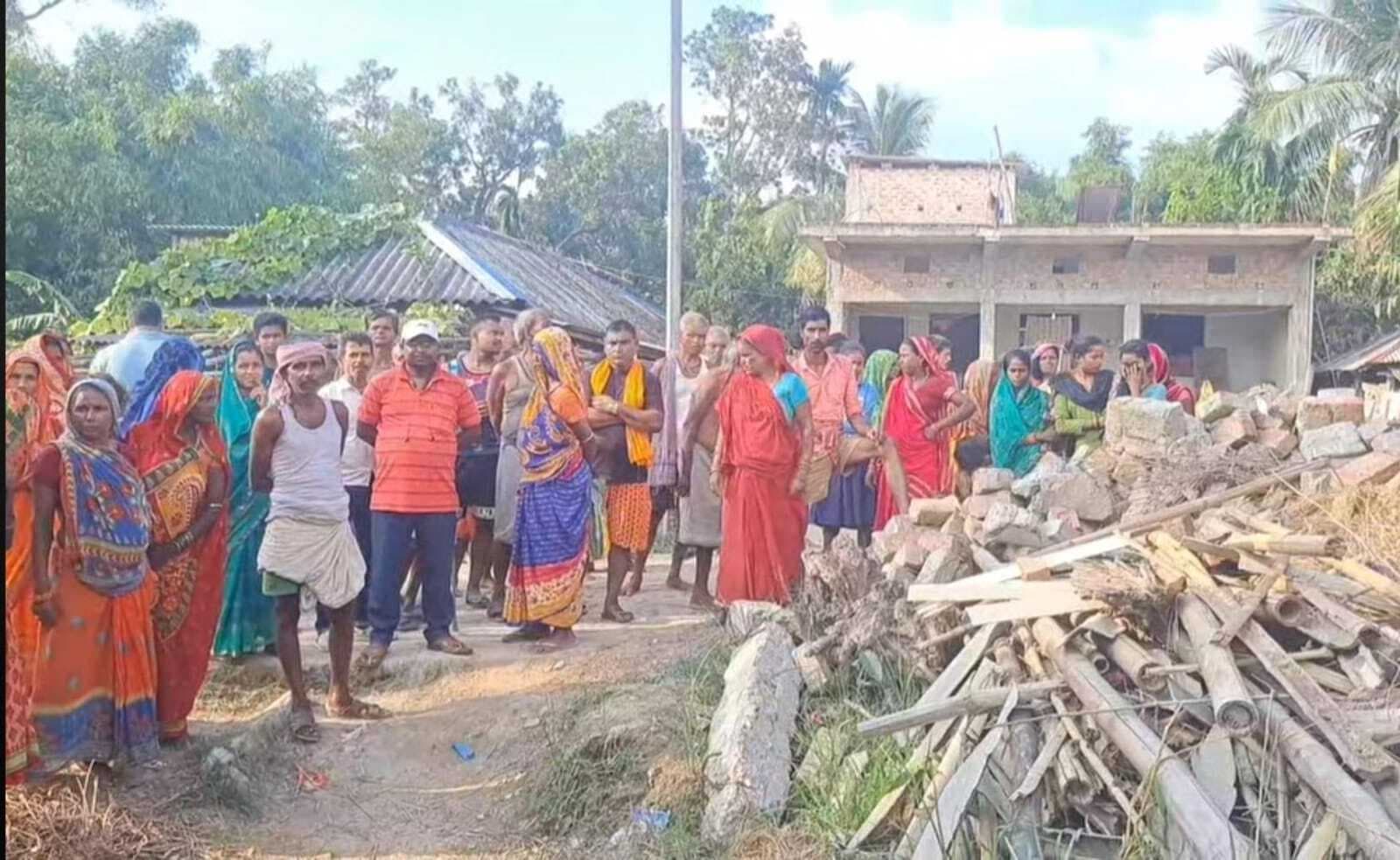 महादलित टोला में डेढ़ साल से सड़क निर्माण कार्य लंबित, ग्रामीणों ने किया प्रदर्शन