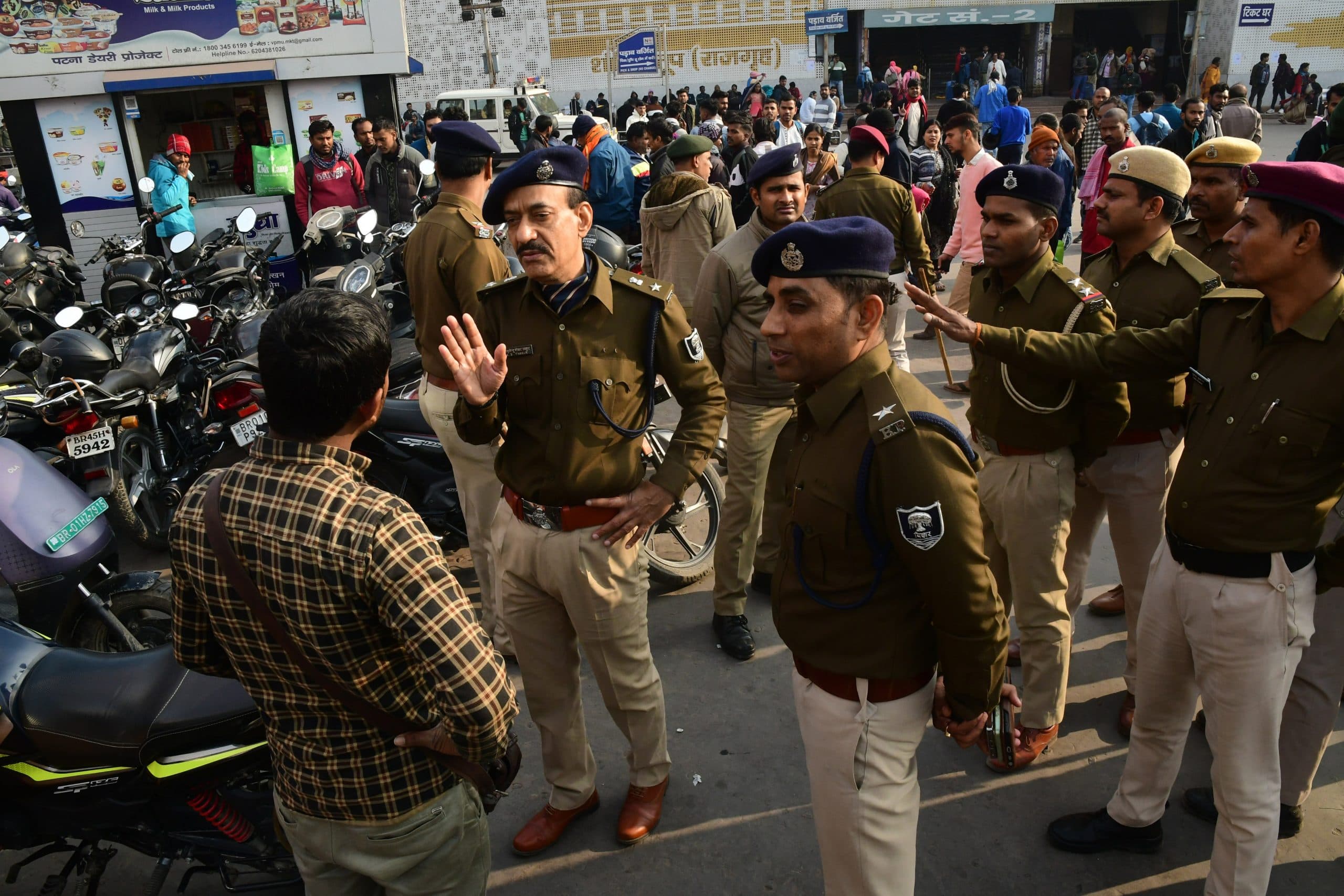 पटना जंक्शन पर अतिरिक्त सुरक्षा बल तैनात