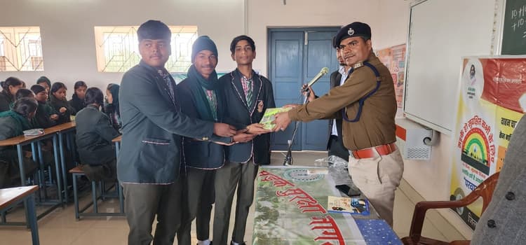 बच्चे सड़क पर चलते समय ट्रैफिक सिग्नल्स का करें पालन : इंस्पेक्टर