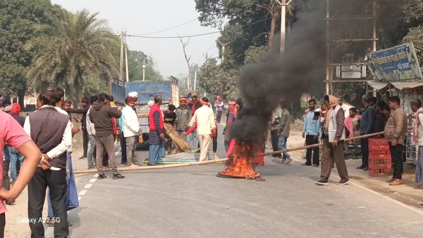 सड़क दुर्घटना में घायल युवक की इलाज के दौरान हुई मौत, सड़क जाम