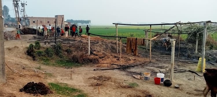 सिंघिया सोनमनी में तीन घर जल कर खाक