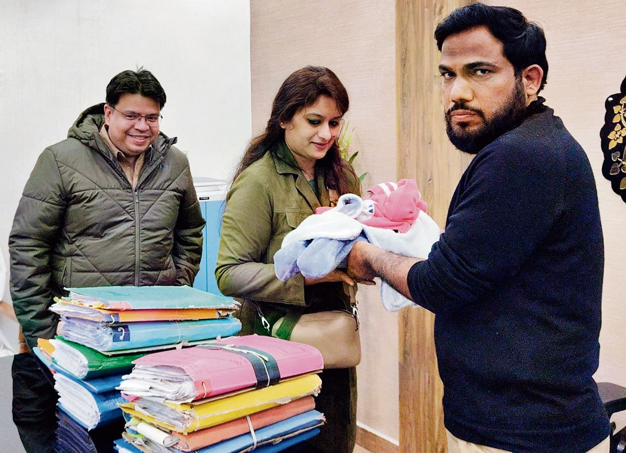 Hajipur News : बंगाली दंपती को प्री एडॉप्शन फॉस्टर केयर में सौंपा ढाई माह की बच्ची को