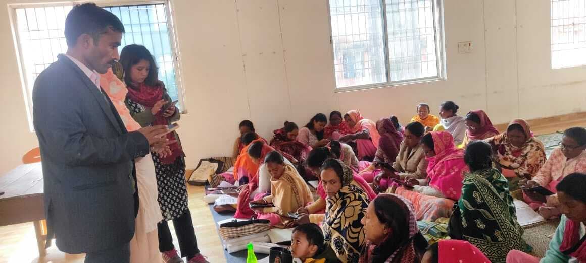 सेविकाओं को पोषण ट्रैकर के बारे में दी गयी जानकारी