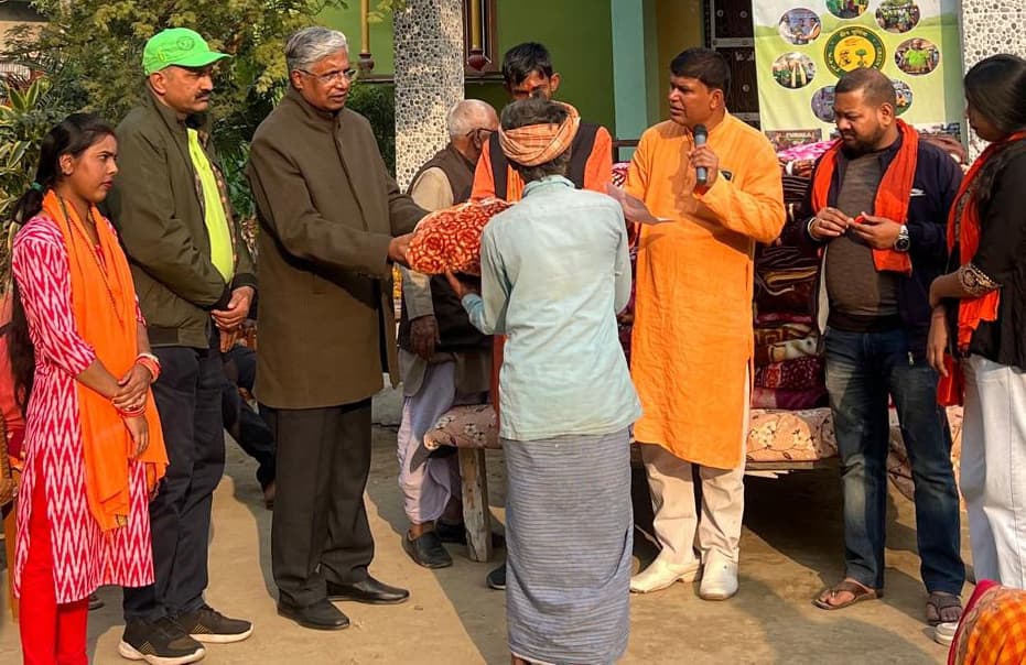 डॉ गुप्ता ने असहायों के बीच किया कंबल वितरण