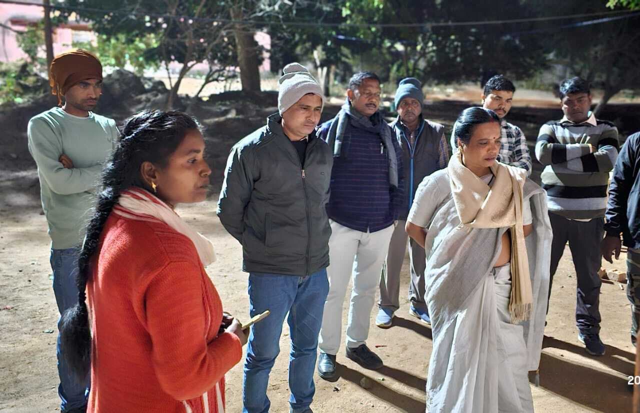 बच्चे जंगल से लकड़ी चुनकर लाते हैं, तब बनता है मध्याह्न भोजन