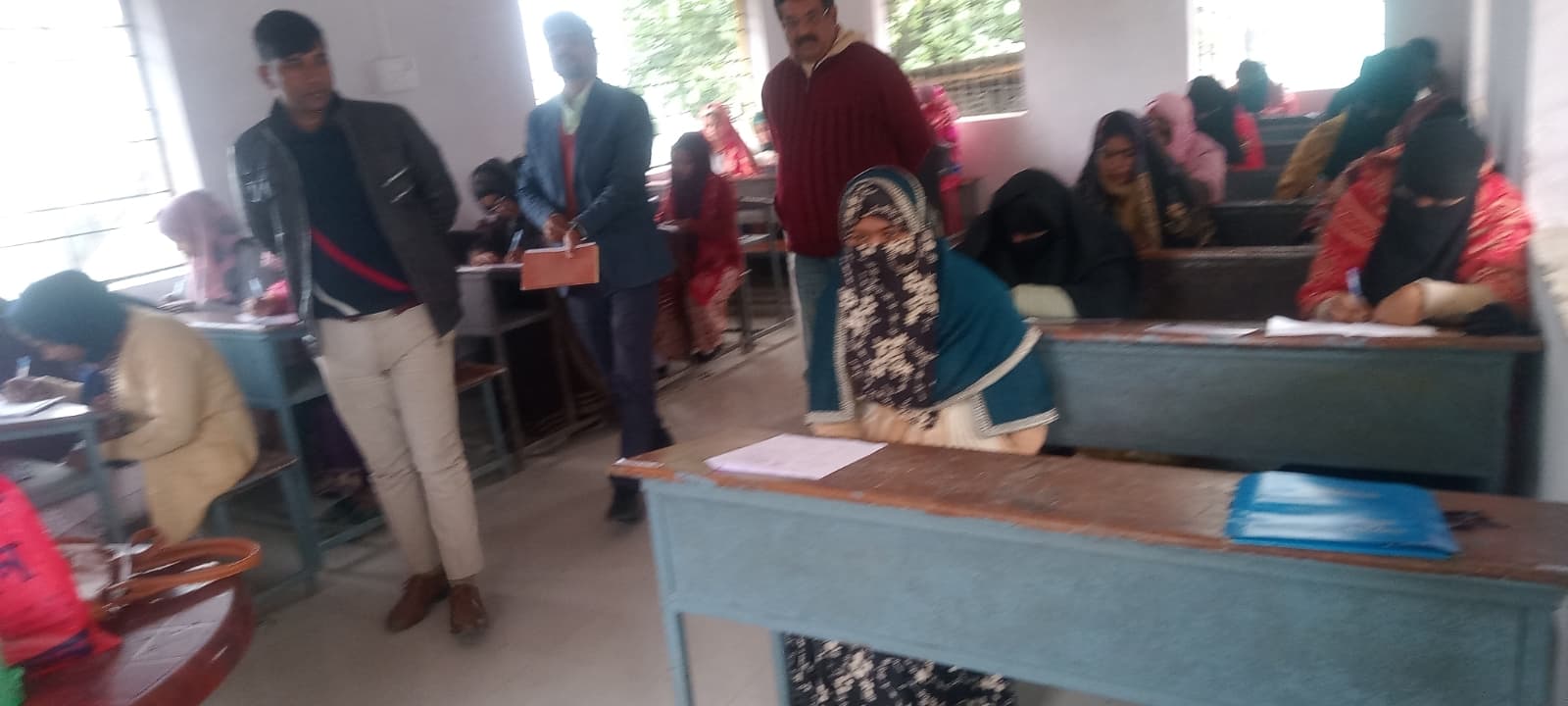 अमौर प्रखंड के तीन केन्द्रों पर कड़ी निगरानी में चल रही मौलवी की परीक्षा