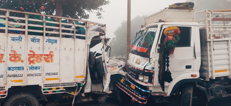 आमने-सामने की टक्कर के बाद पिकअप में फंसे चालक को जेसीबी से बाहर निकाला