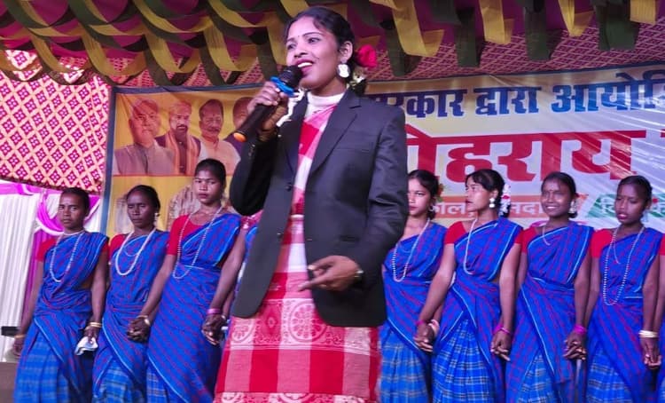 आदिवासी नृत्य व गाने से झूमते रहे समाज के लोग