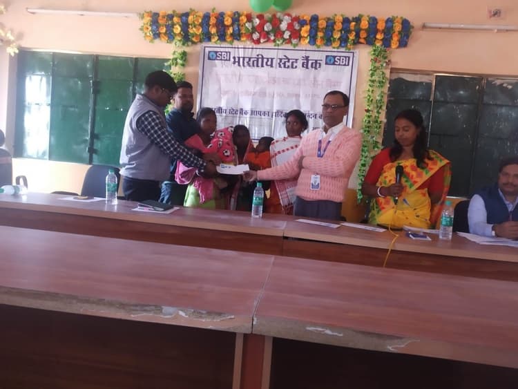 सखी मंडल की दीदियों को दिया गया 27 लाख का ऋण