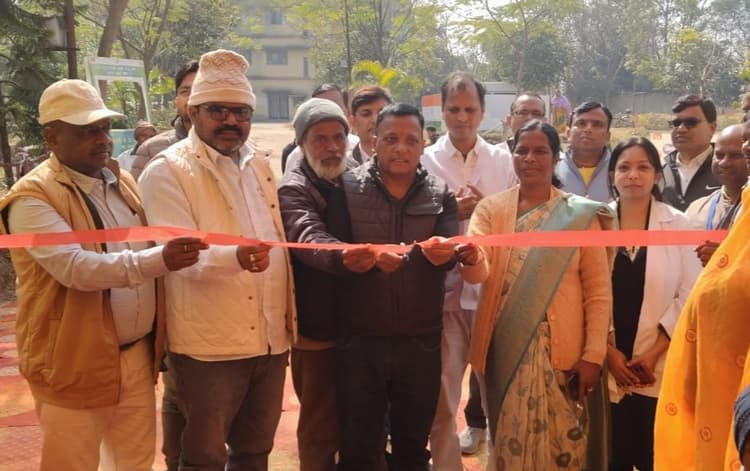 Giridih News: सीएचसी गांडेय में लगे स्वास्थ्य मेले में 759 मरीजों की जांच