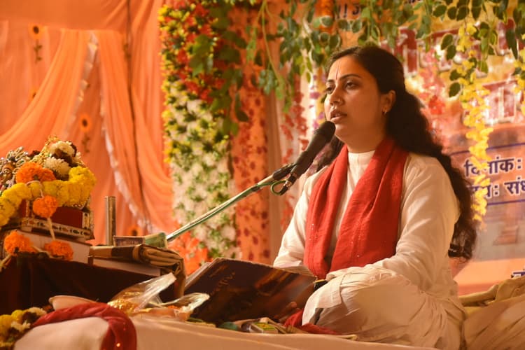 Dhanbad News : माता पिता भूखे हो, तो तीर्थ नहीं मिलता लाभ : साध्वी शिखा