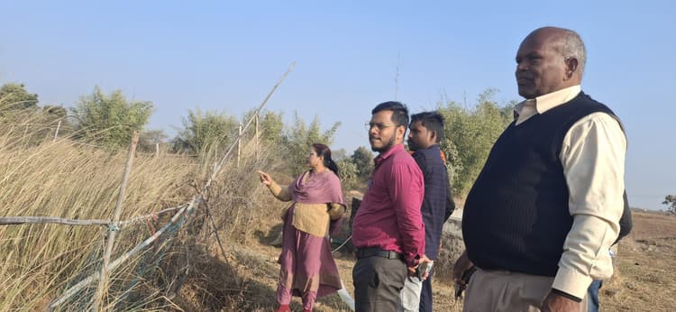 Giridih News : मनरेगा के लोकपाल ने किया योजनाओं का निरीक्षण