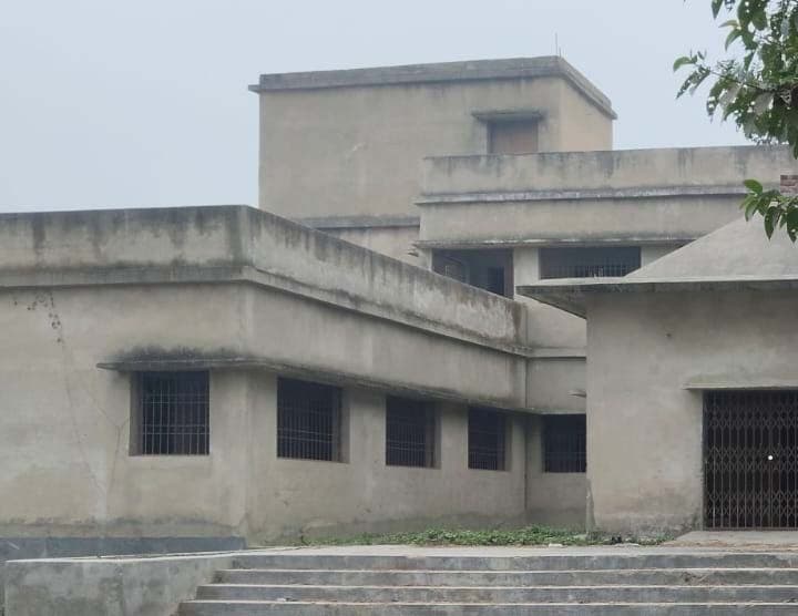 फंड के अभाव में पंचायत सरकार भवन पांच वर्षों से अधूरा