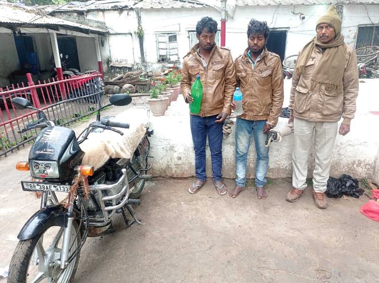 90 बोतल शराब के साथ तीन तस्कर गिरफ्तार, दो बाइक जब्त