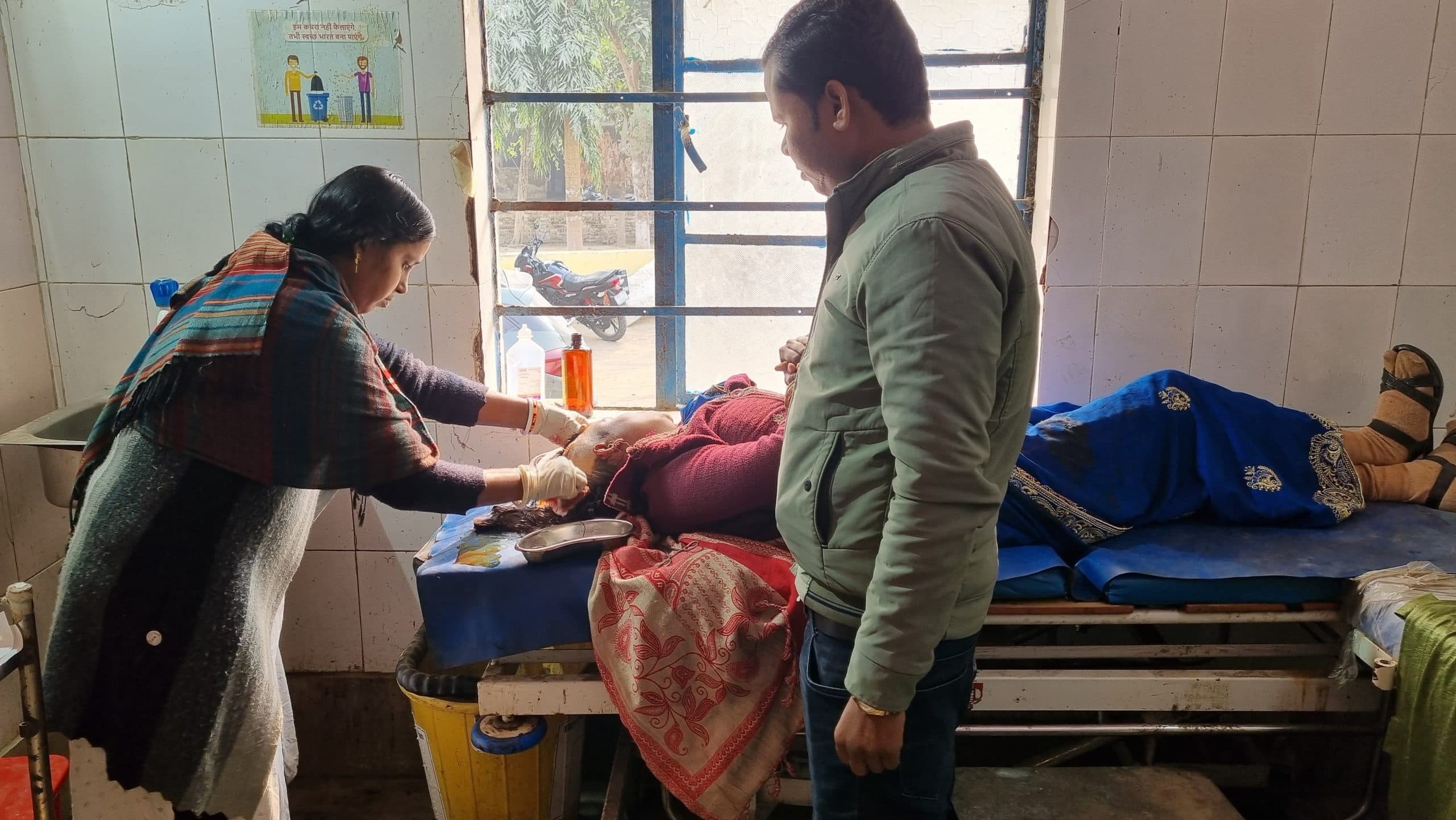 बाइक से गिरकर महिला गंभीर रूप से घायल, रेफर