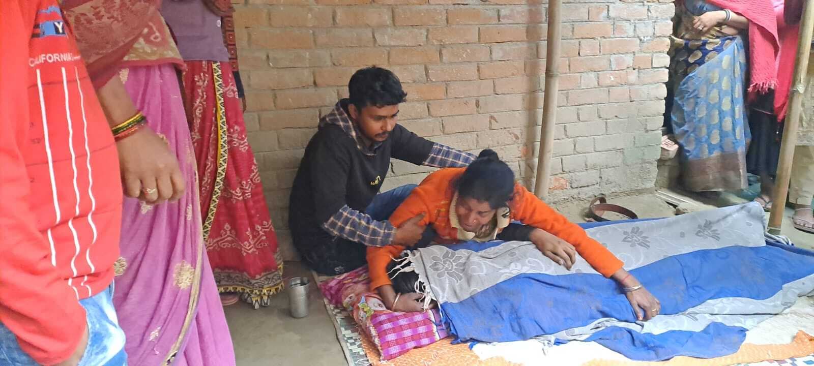 अनियंत्रित होकर पेड़ से टकरायी बाइक, सवार एक युवक की मौत दूसरा गंभीर