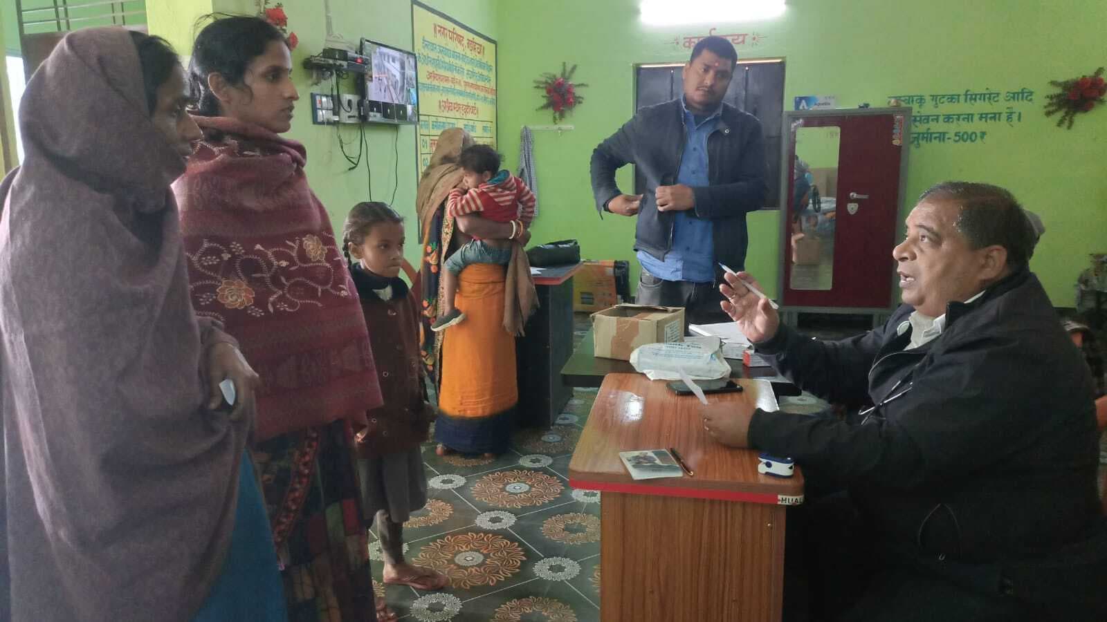 स्वास्थ्य जांच शिविर में सौ से अधिक लोगों का हुआ इलाज