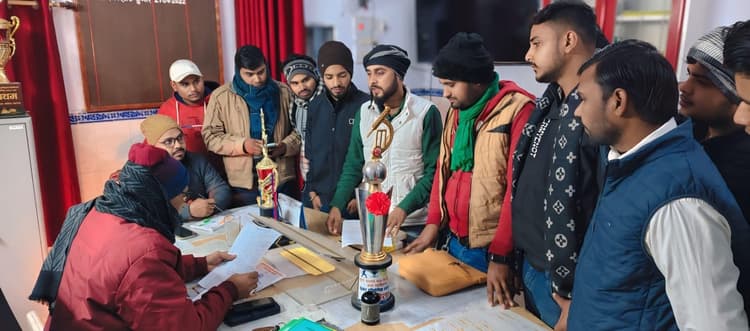 महाविद्यालय में भवन निर्माण में हो रहा है घटिया स्तर के सामग्री का उपयोग