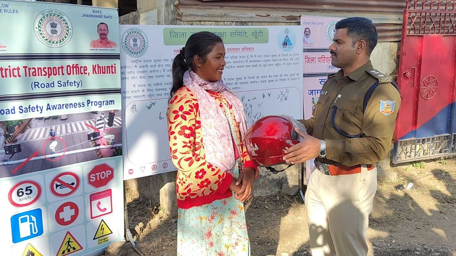 यातायात नियमों का उल्लंघन करने वालों को पहनाया माला