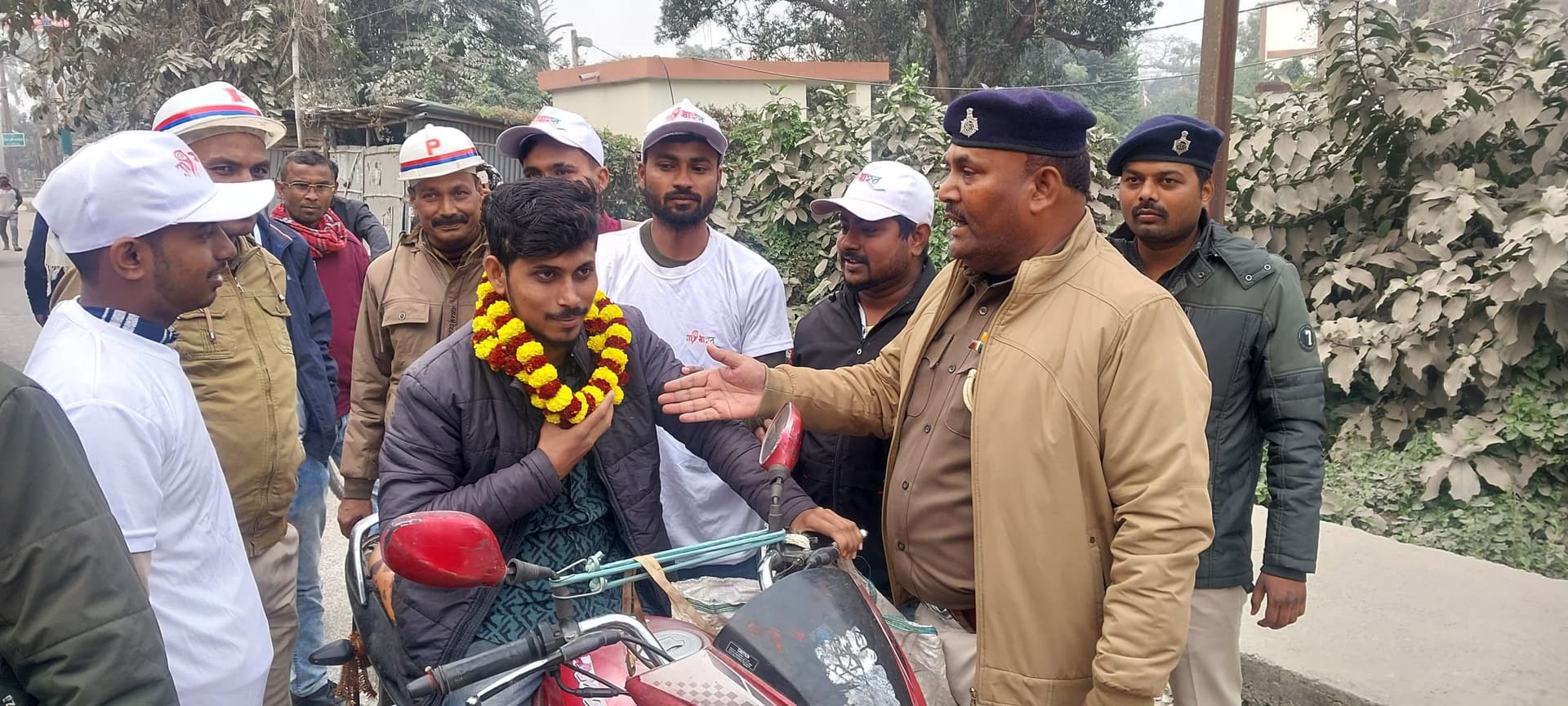 हेलमेट नहीं लगाने वालों को फूल का माला पहनाकर कराया गया शर्मीदा