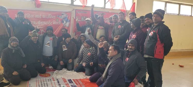 लोको पायलट ने अपनी मांग को लेकर एक दिवसीय धरना दिया