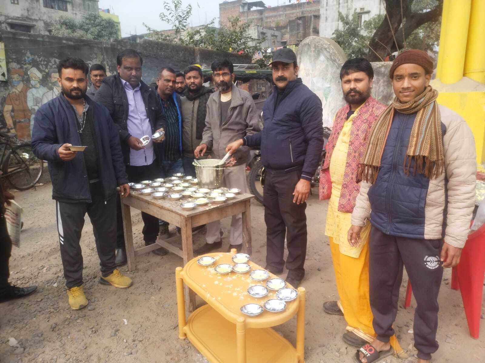 भगवान राम की प्रतिमा की अयोध्या में स्थापना को ले प्रसाद वितरित