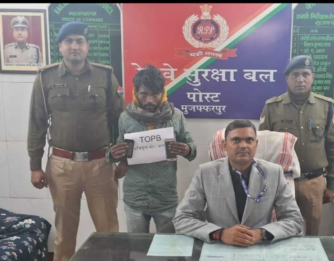 मोबाइल उड़ाकर भाग रहा शातिर पकड़ाया