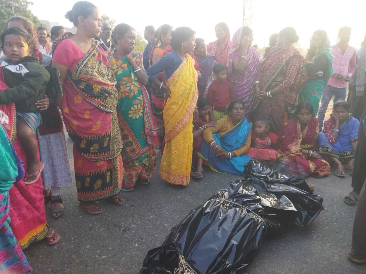 Dhanbad News : हादसे में घायल बाइक सवार की मौत, मुआवजा के लिए शव के साथ रोड जाम