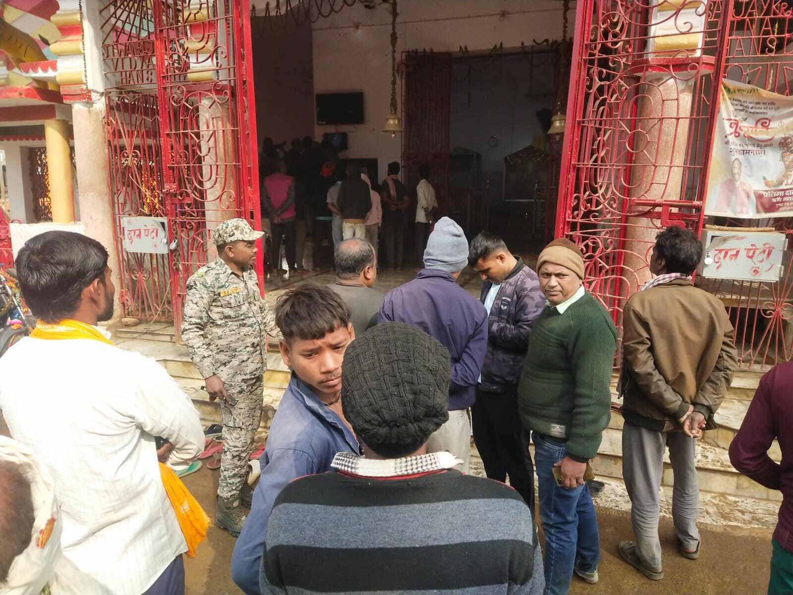 दुर्गा मंदिर की दानपेटी तोड़कर हजारों रुपये की चोरी